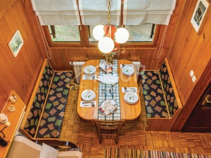 Gorski kotar, Vrbovsko, autohtona drvena kuća s velikom okućnicom