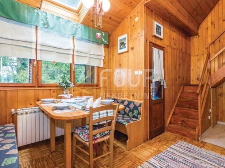 Gorski kotar, Vrbovsko, autohtona drvena kuća s velikom okućnicom