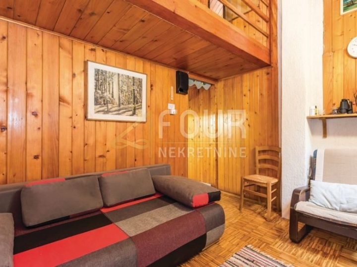 Gorski kotar, Vrbovsko, autohtona drvena kuća s velikom okućnicom