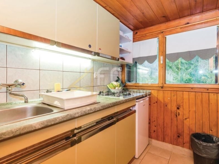 Gorski kotar, Vrbovsko, autohtona drvena kuća s velikom okućnicom