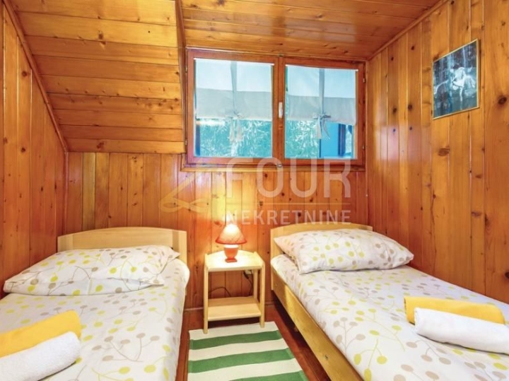 Gorski kotar, Vrbovsko, autohtona drvena kuća s velikom okućnicom