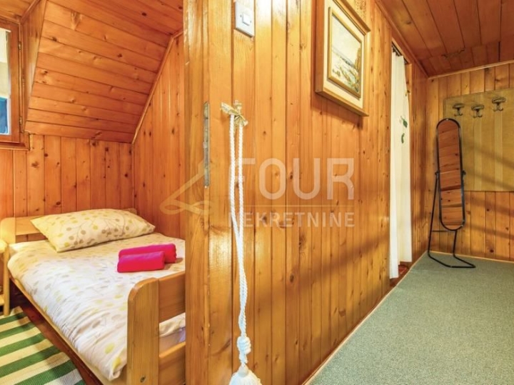 Gorski kotar, Vrbovsko, autohtona drvena kuća s velikom okućnicom