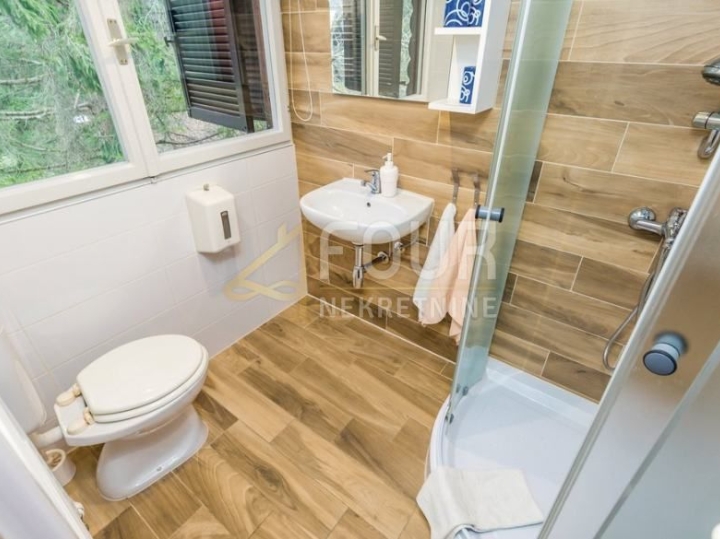 Gorski kotar, Vrbovsko, autohtona drvena kuća s velikom okućnicom