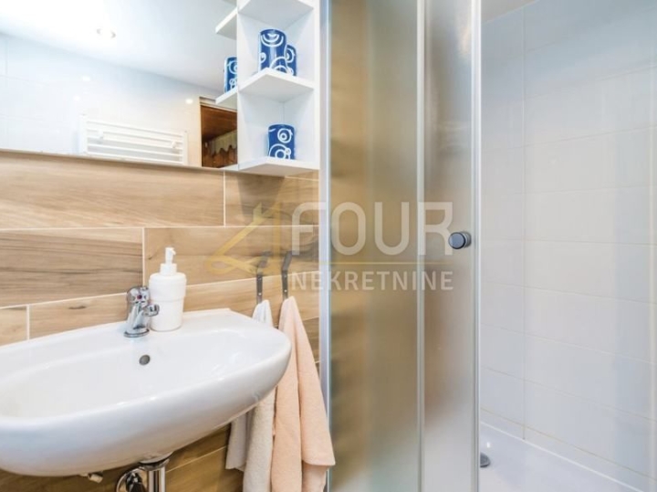 Gorski kotar, Vrbovsko, autohtona drvena kuća s velikom okućnicom