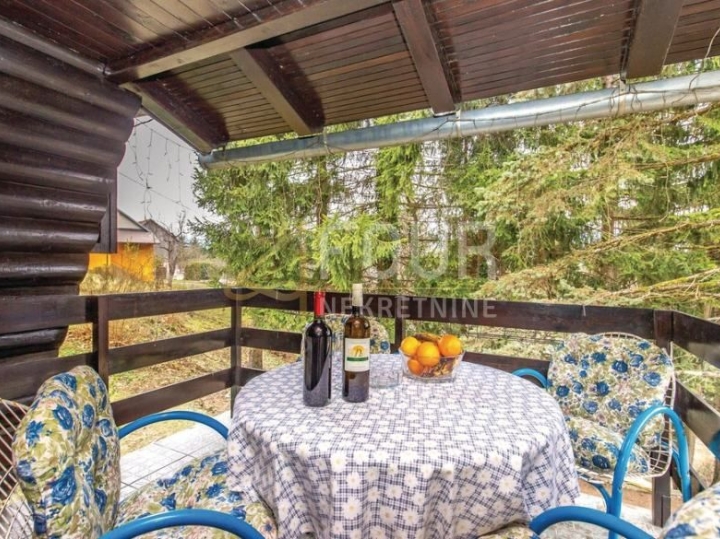 Gorski kotar, Vrbovsko, autohtona drvena kuća s velikom okućnicom