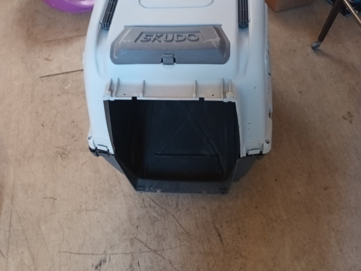 Boks i ležaljka za psa