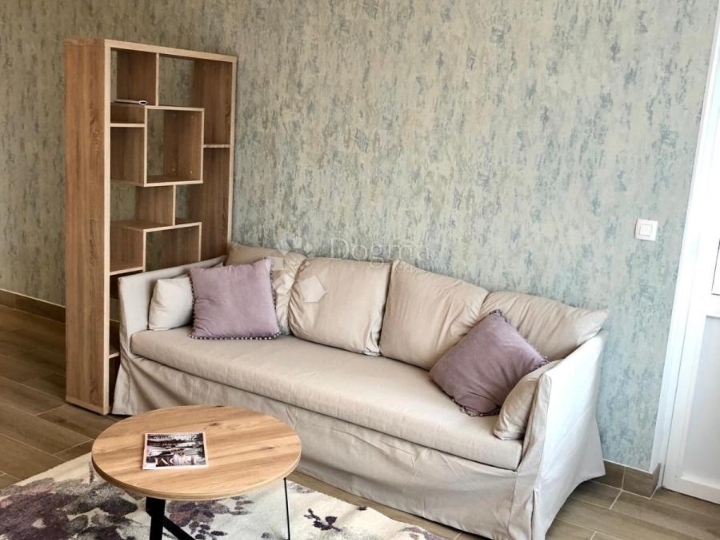 Moderan 1S stan s parkingom gotovo u centru