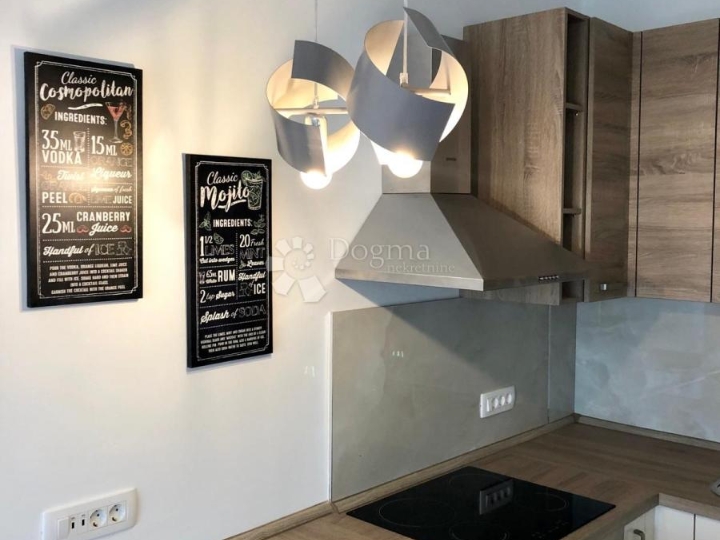 Moderan 1S stan s parkingom gotovo u centru