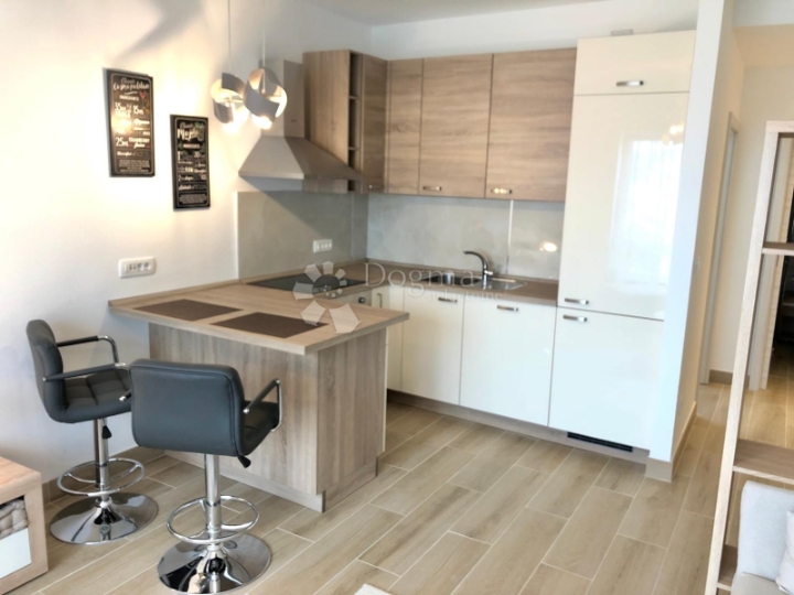 Moderan 1S stan s parkingom gotovo u centru