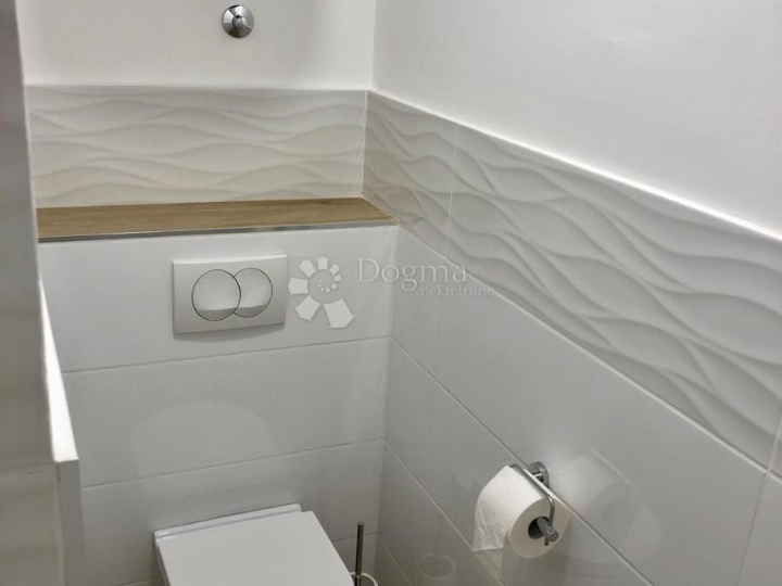 Moderan 1S stan s parkingom gotovo u centru