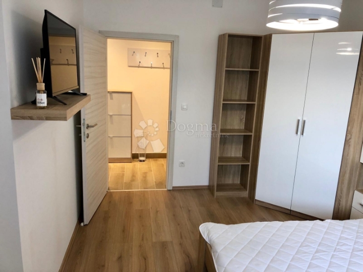 Moderan 1S stan s parkingom gotovo u centru