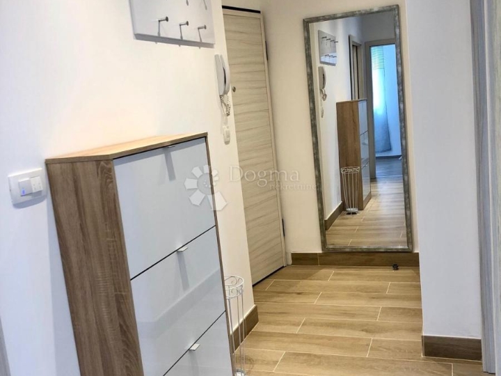 Moderan 1S stan s parkingom gotovo u centru