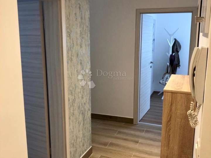 Moderan 1S stan s parkingom gotovo u centru