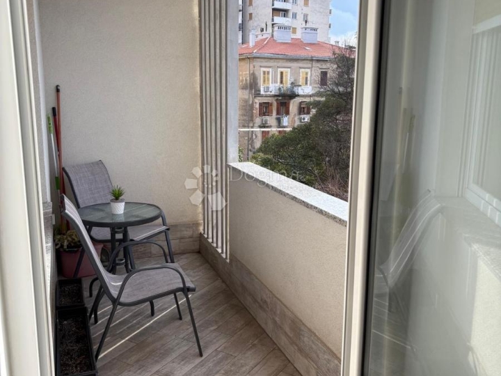 Moderan 1S stan s parkingom gotovo u centru