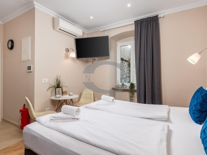 Centar, 1-sobni stan, 400€, samo u Consensusu!