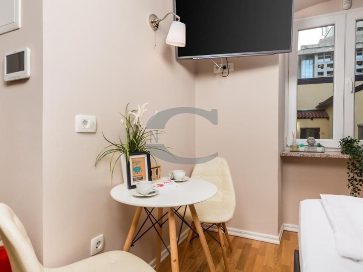 Centar, 1-sobni stan, 400€, samo u Consensusu!