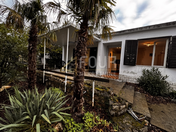 Jadranovo, samostojeća kuća - prizemnica, okućnica, samo kod nas!