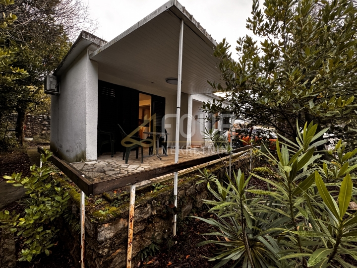 Jadranovo, samostojeća kuća - prizemnica, okućnica, samo kod nas!