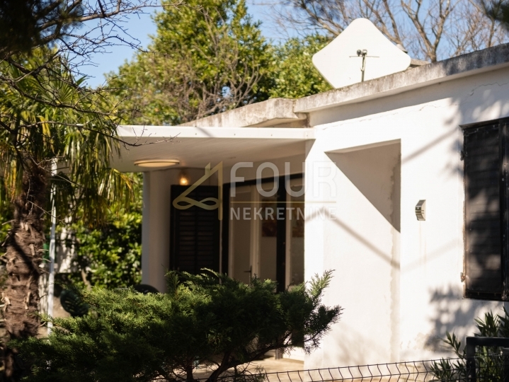 Jadranovo, samostojeća kuća - prizemnica, okućnica, samo kod nas!