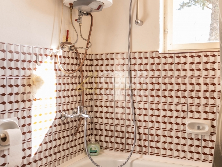 Jadranovo, samostojeća kuća - prizemnica, okućnica, samo kod nas!