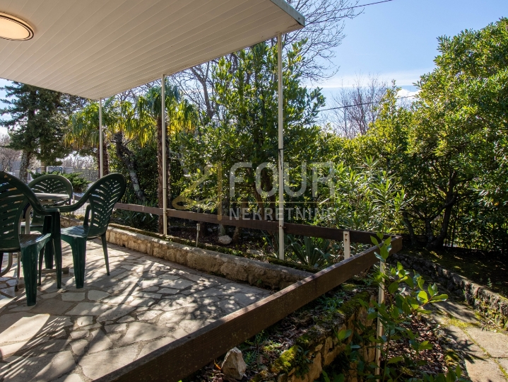 Jadranovo, samostojeća kuća - prizemnica, okućnica, samo kod nas!