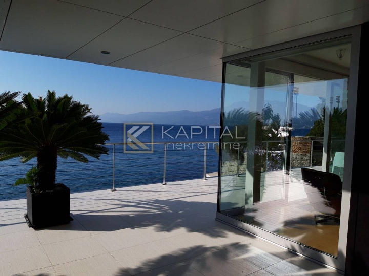 Fantastična villa na samoj obali mora!