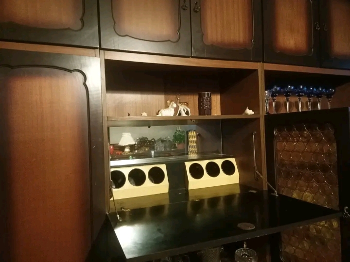 Poklanjamo veliki regal i trosjed