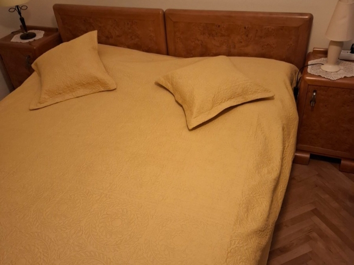 Krevet, madrac i nadmadrac poklanjam