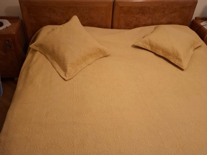 Krevet, madrac i nadmadrac poklanjam