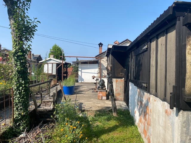 Gornja Drenova, kuća i dvorište