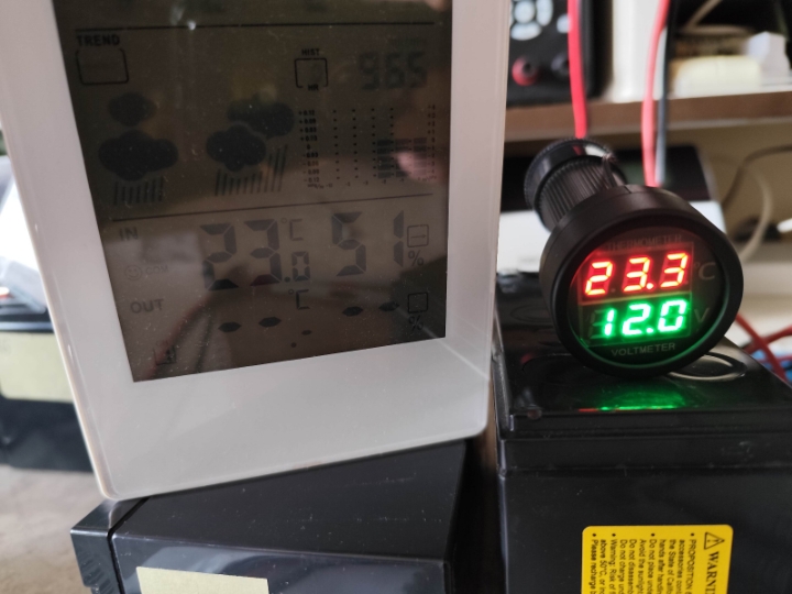 Auto voltmetar i termometar