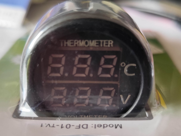 Auto voltmetar i termometar