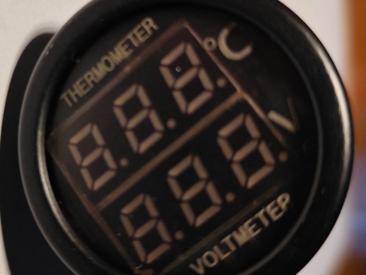 Auto voltmetar i termometar