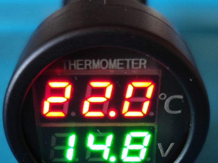 Auto voltmetar i termometar