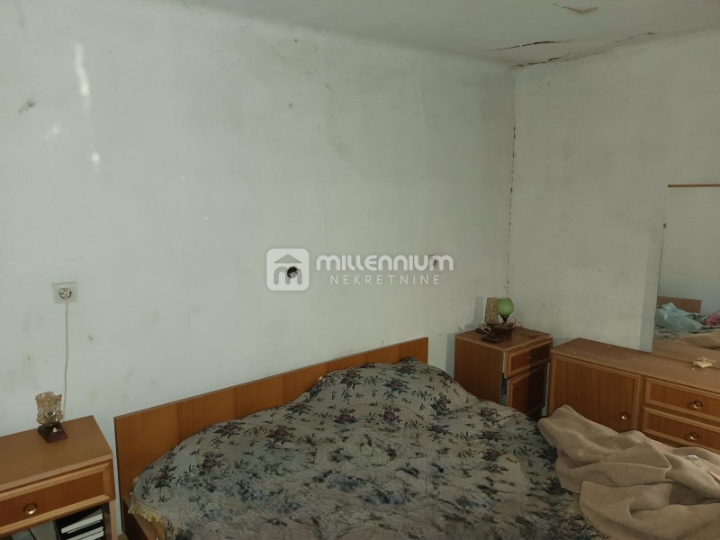 Istra, Vodnjan, kuća s gospodarskim objektom i dvorištem