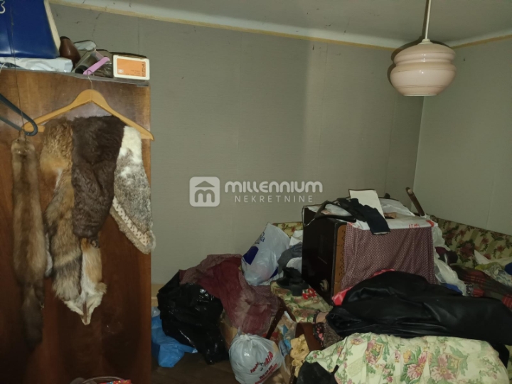 Istra, Vodnjan, kuća s gospodarskim objektom i dvorištem