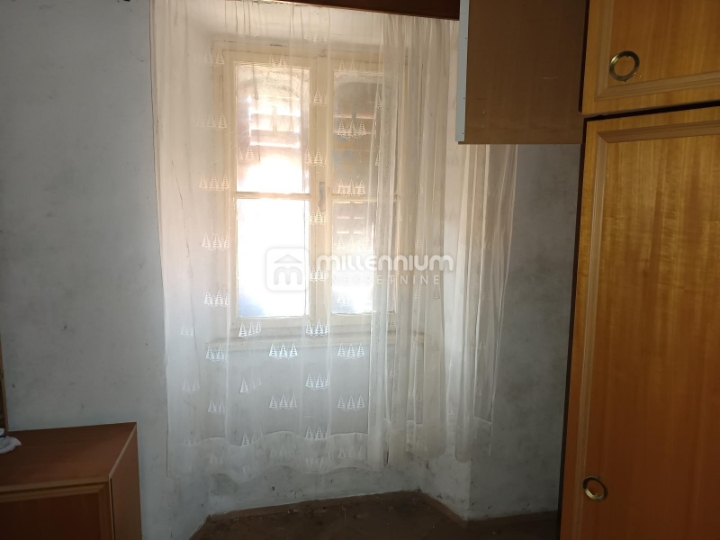 Istra, Vodnjan, kuća s gospodarskim objektom i dvorištem