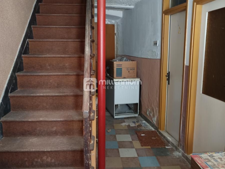 Istra, Vodnjan, kuća s gospodarskim objektom i dvorištem