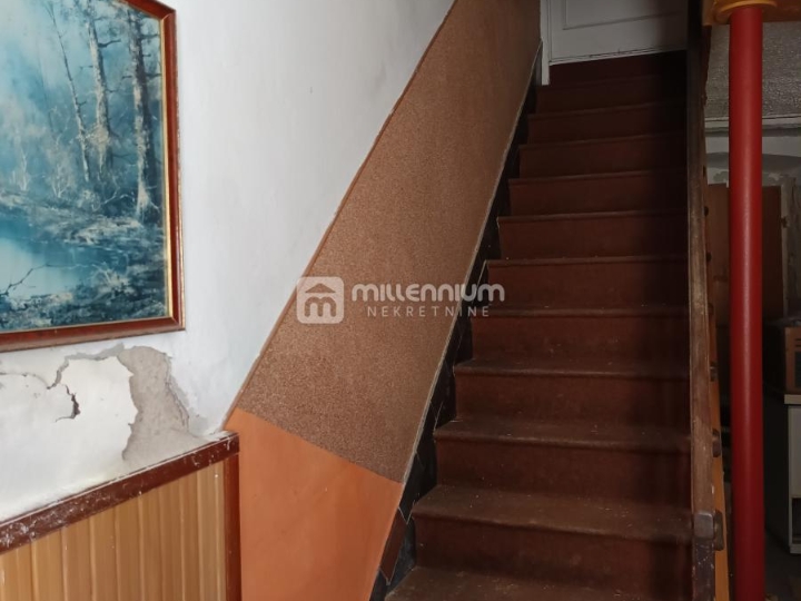 Istra, Vodnjan, kuća s gospodarskim objektom i dvorištem