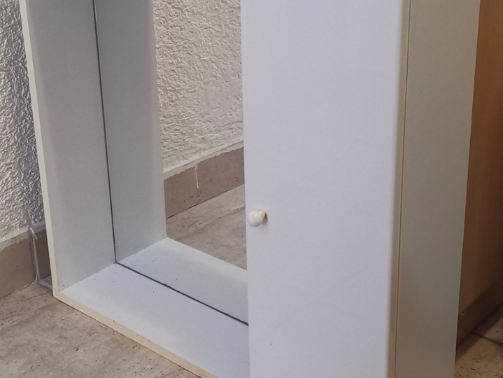 Bijeli ormarić za kupaonicu..