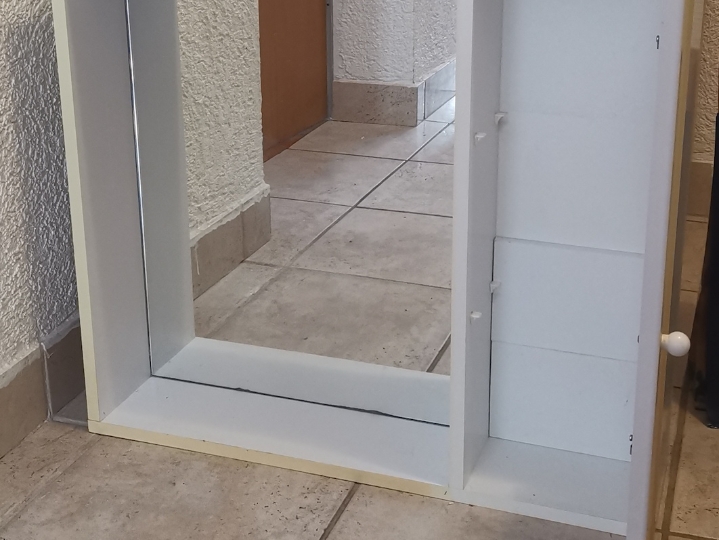 Bijeli ormarić za kupaonicu..