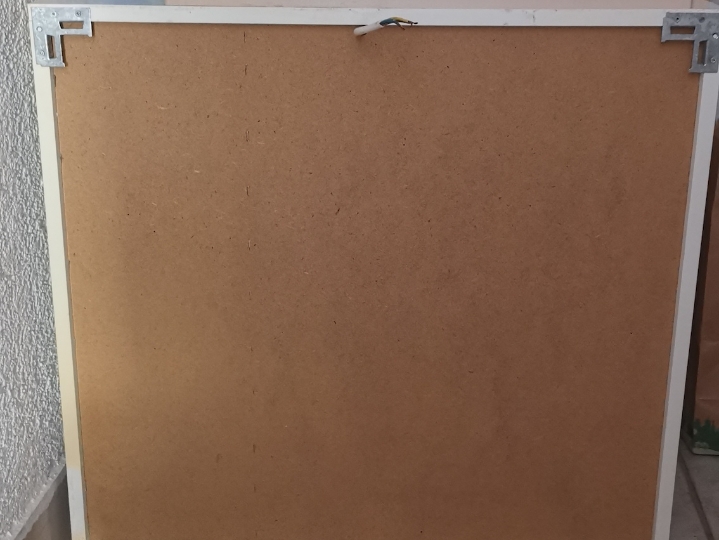 Bijeli ormarić za kupaonicu..