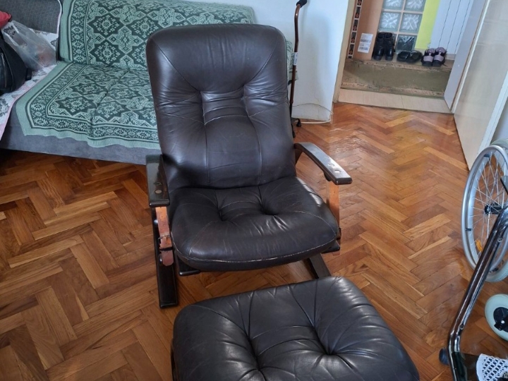 Dvije kožne fotelje i tabure
