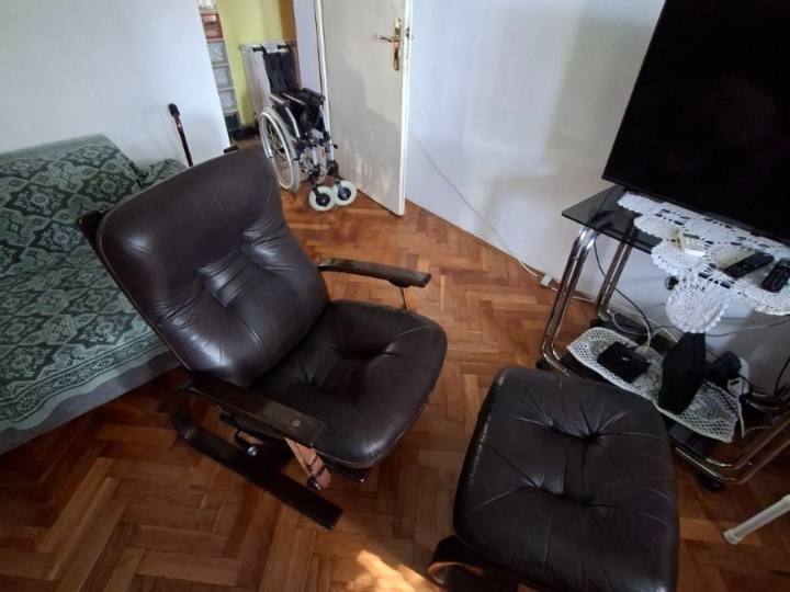 Dvije kožne fotelje i tabure