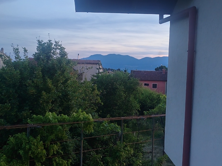 Prodajem dvojnu kuću s 2 stana