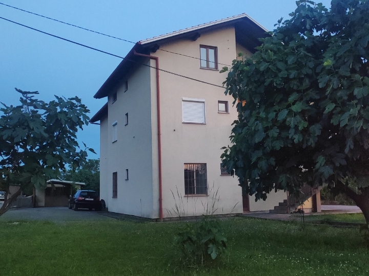 Prodajem kuću s 4 stana, Marinići