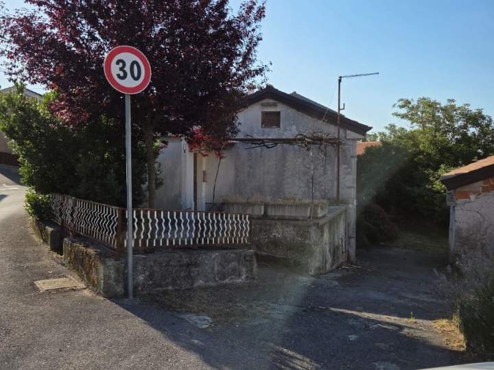 Marčelji, kuća starina, teren