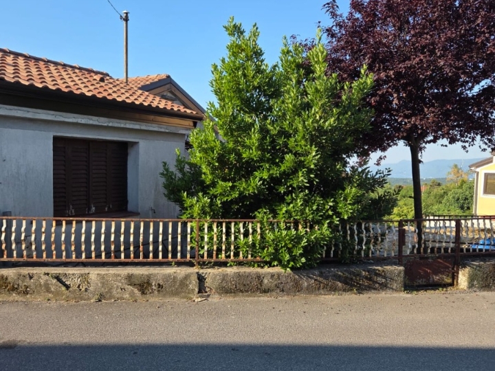 Marčelji, kuća starina, teren