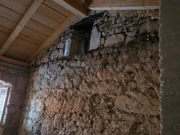 Marčelji, kuća starina, teren