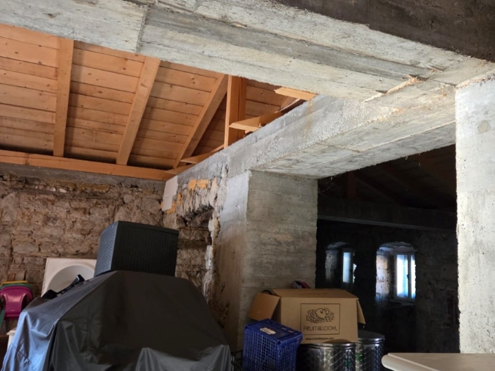 Marčelji, kuća starina, teren